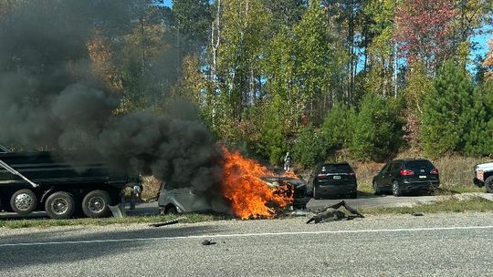 Bystanders rescue accident victim from car fire