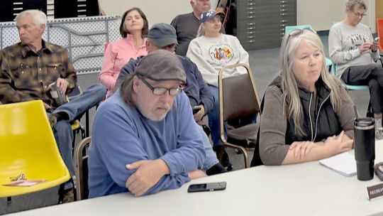Lossing and Hoheisel talk business at Monday’s Babbitt Weekly News mayoral candidate forum