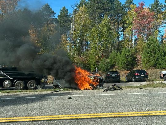 Bystanders rescue accident victim from car fire