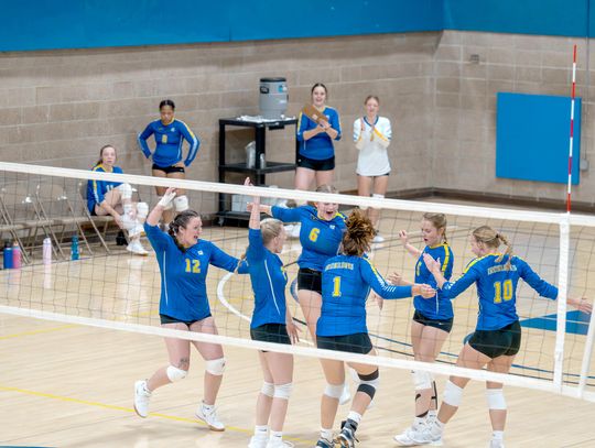 Itasca storms back, sweeps Vermilion Ironhawks at home