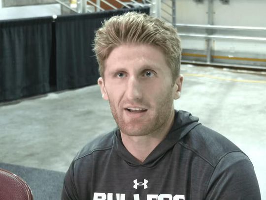 Pierce signs overseas pro hockey contract