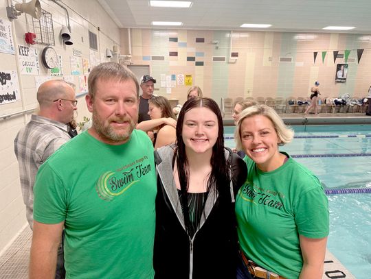 Swimmers make final appearance in home pool