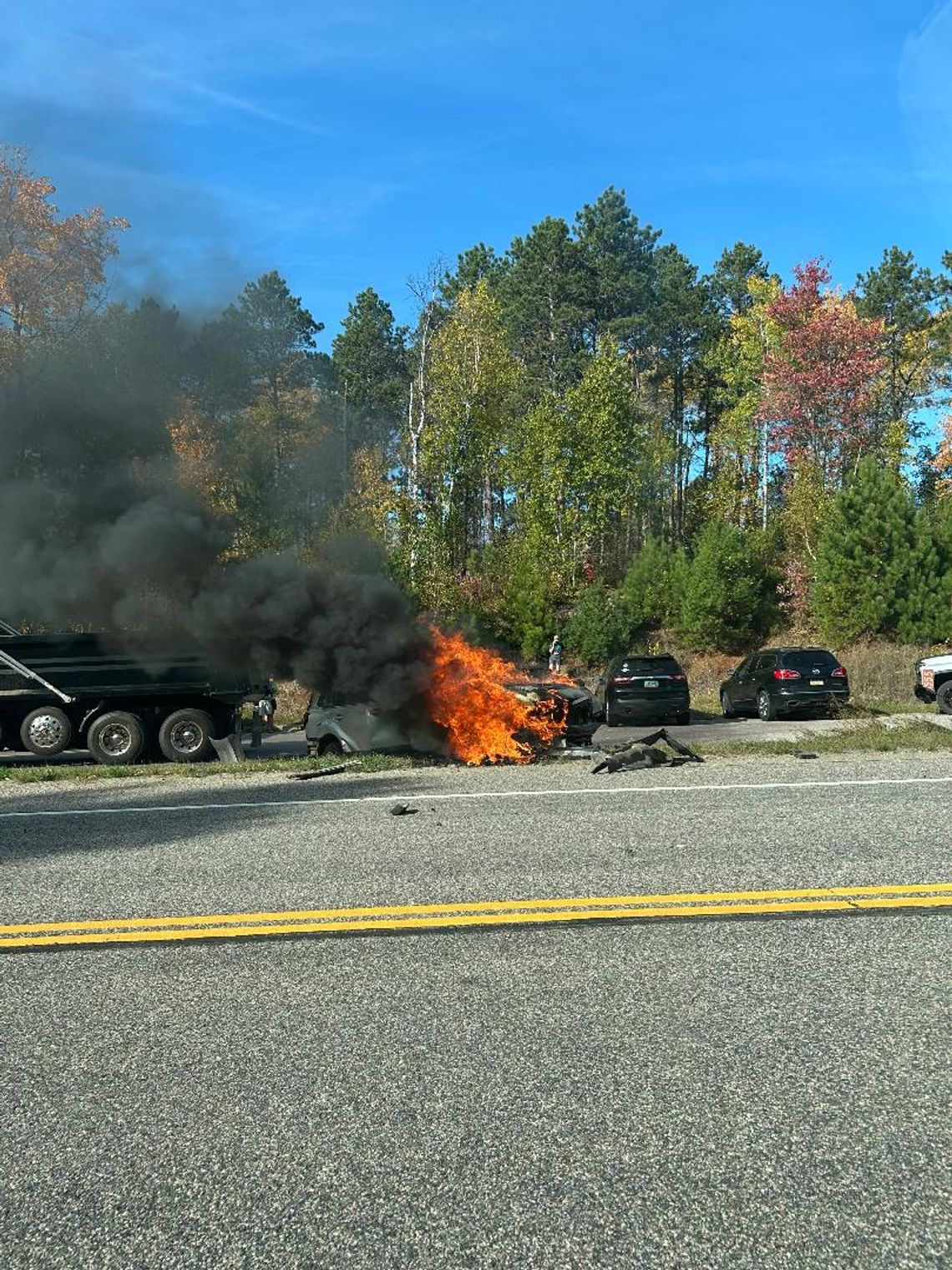 Bystanders rescue accident victim from car fire